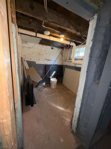 60 Laurel St, Paterson City, NJ 07522