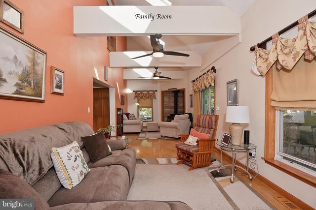 402 SCHOOL RD, Lincoln University, PA 19352