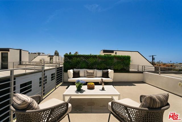 3809 S Verona Court, Los Angeles, CA 90066