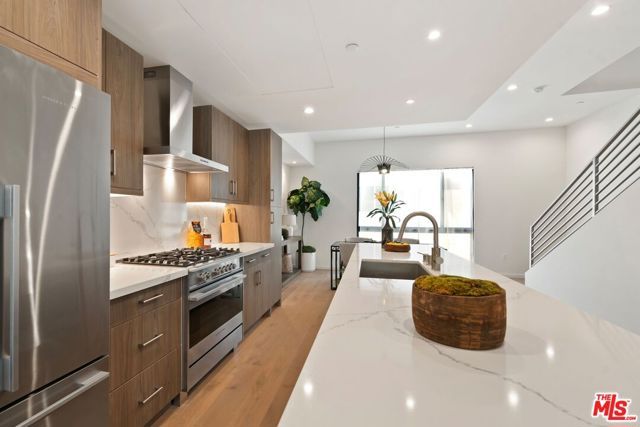 3809 S Verona Court, Los Angeles, CA 90066