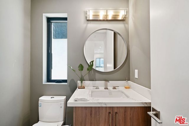 3809 S Verona Court, Los Angeles, CA 90066