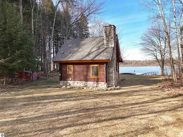 3900 Swaney Road, Peninsula Twp, MI 49686