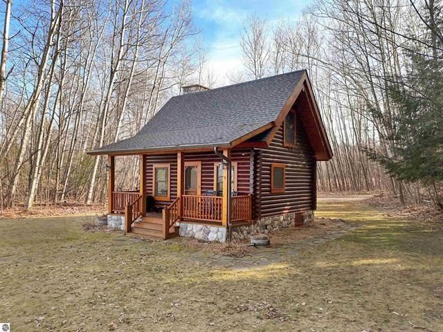 3900 Swaney Road, Peninsula Twp, MI 49686