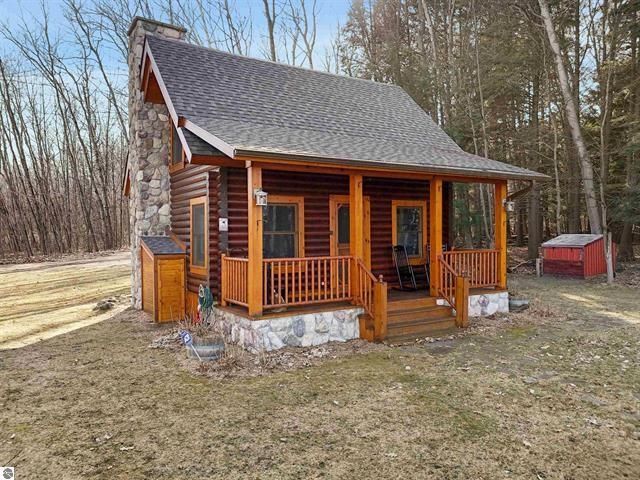 3900 Swaney Road, Peninsula Twp, MI 49686