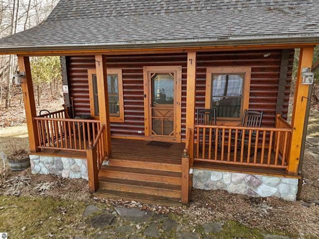 3900 Swaney Road, Peninsula Twp, MI 49686