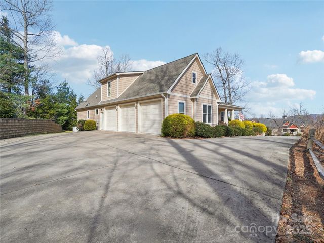 959 Silverglen Way, Hendersonville, NC 28792