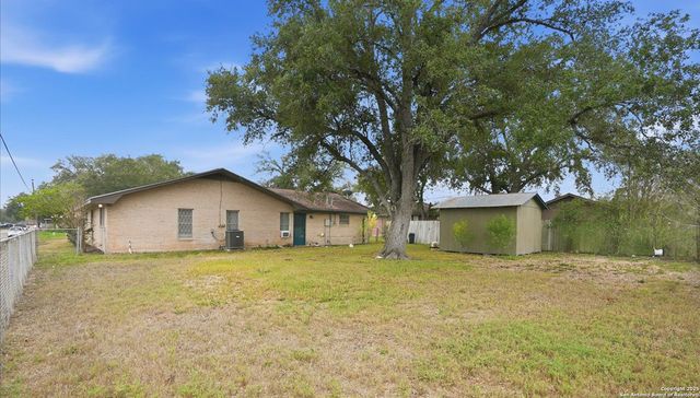 1000 Austin St., George West, TX 78022