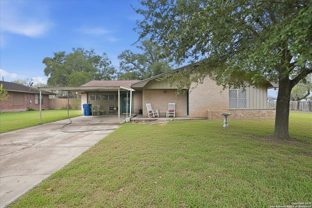1000 Austin St., George West, TX 78022