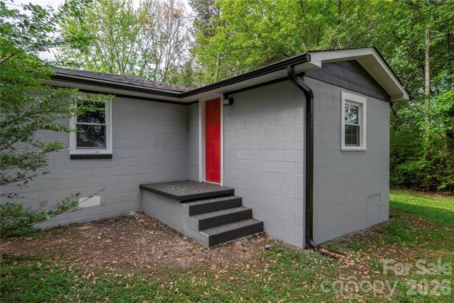 1705 E Cloaninger Avenue, Statesville, NC 28625