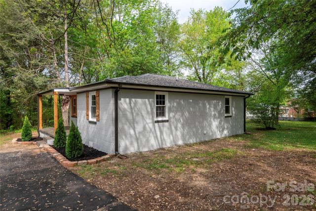 1705 E Cloaninger Avenue, Statesville, NC 28625