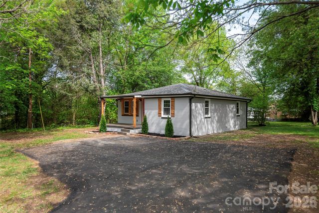 1705 E Cloaninger Avenue, Statesville, NC 28625