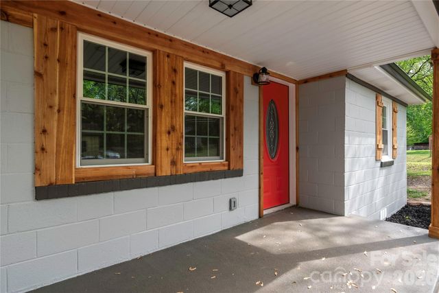 1705 E Cloaninger Avenue, Statesville, NC 28625