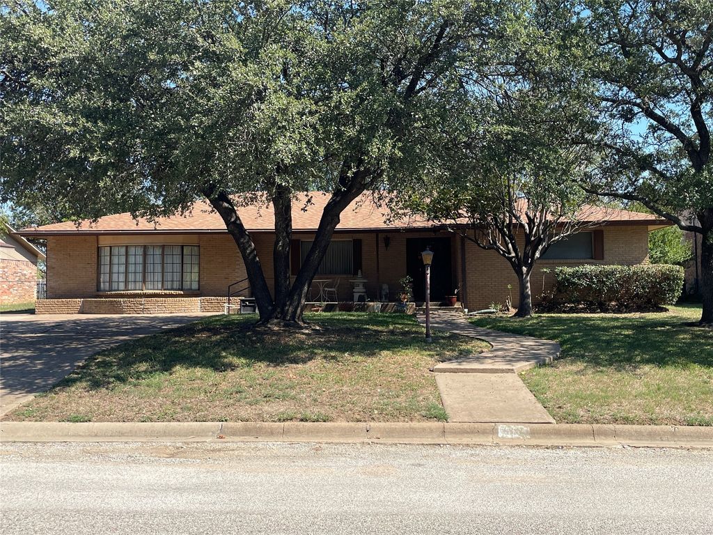 712 S Dixie Street, Eastland, TX 76448