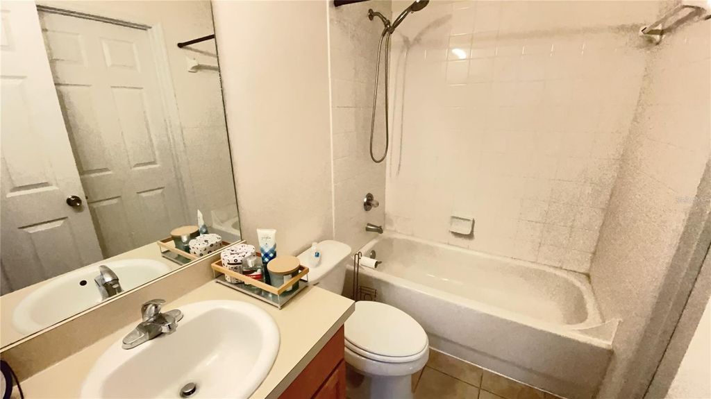 Image 16 of property listing at 859 NW 21ST AVENUE 859, Gainesville, FL 32609