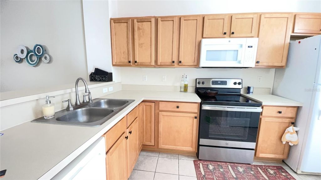 Image 10 of property listing at 859 NW 21ST AVENUE 859, Gainesville, FL 32609