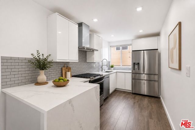 11652 Chenault Street 14, Los Angeles, CA 90049