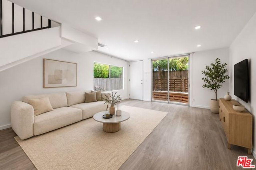 11652 Chenault Street 14, Los Angeles, CA 90049