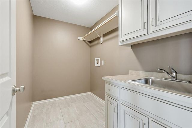 6505 N Spruce Avenue, Kansas City, MO 64119