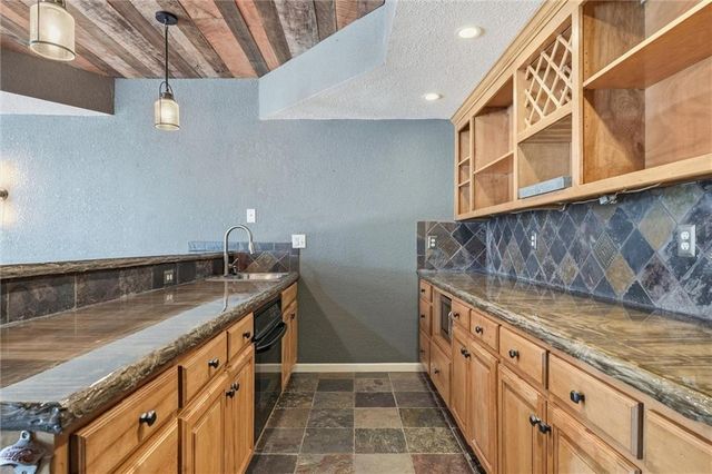 6505 N Spruce Avenue, Kansas City, MO 64119