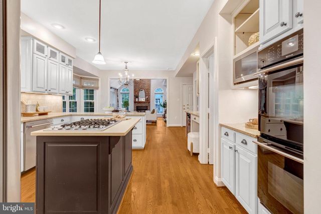 11181 LONGWOOD GROVE DR, Reston, VA 20194