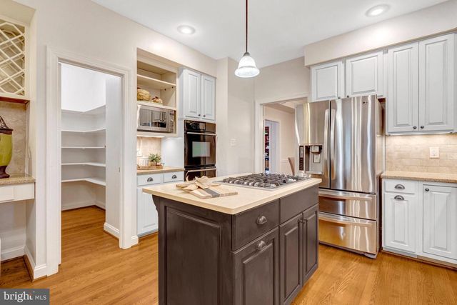 11181 LONGWOOD GROVE DR, Reston, VA 20194