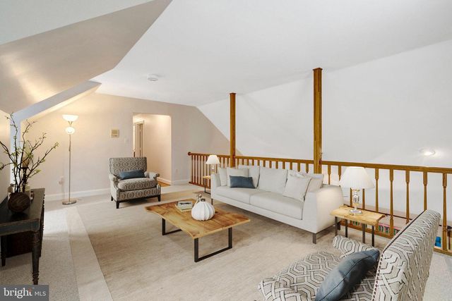 11181 LONGWOOD GROVE DR, Reston, VA 20194