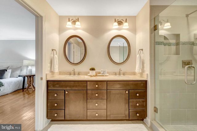 11181 LONGWOOD GROVE DR, Reston, VA 20194