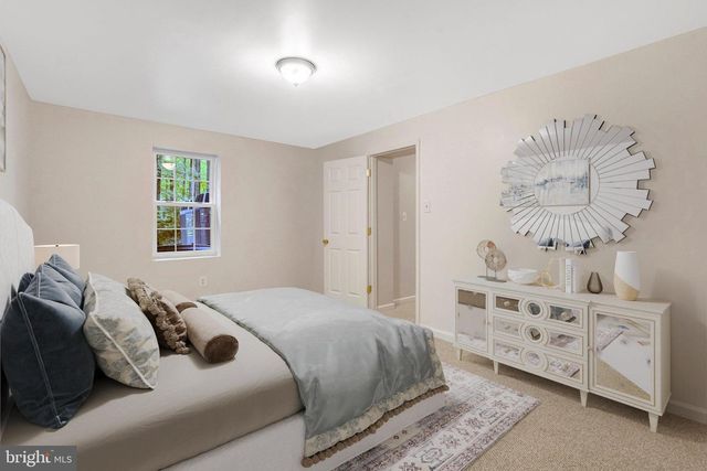 11181 LONGWOOD GROVE DR, Reston, VA 20194