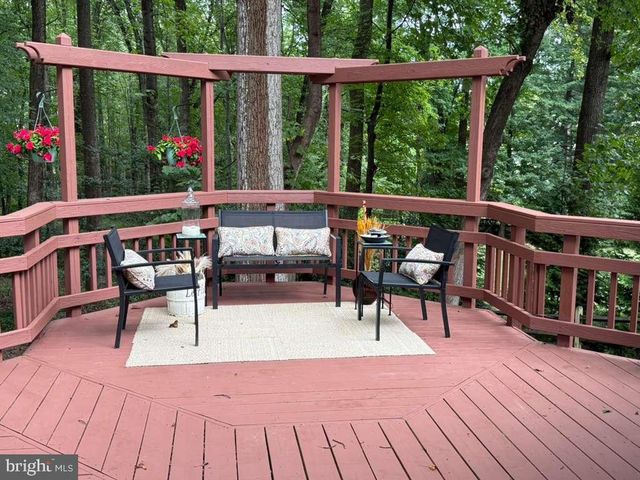 11181 LONGWOOD GROVE DR, Reston, VA 20194