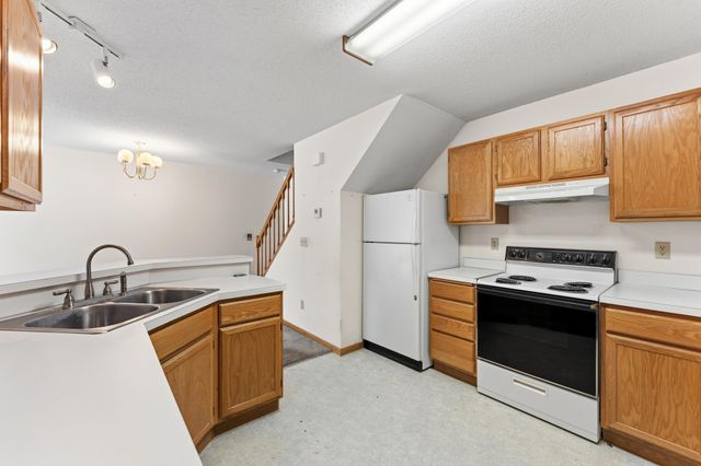 1875 Donegal Drive 8, Woodbury, MN 55125