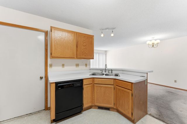 1875 Donegal Drive 8, Woodbury, MN 55125