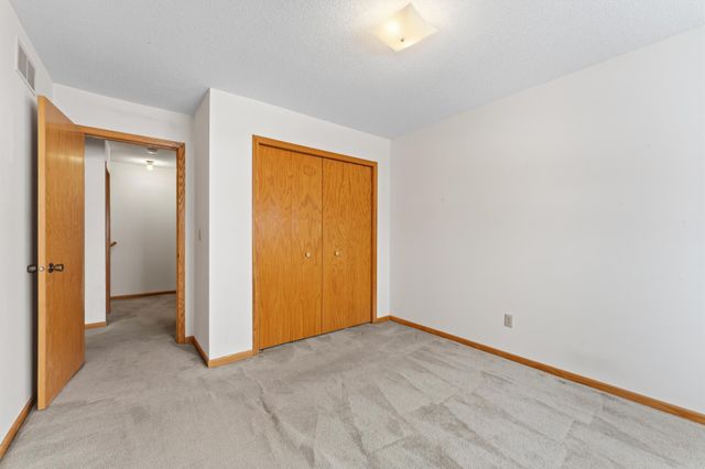 1875 Donegal Drive 8, Woodbury, MN 55125