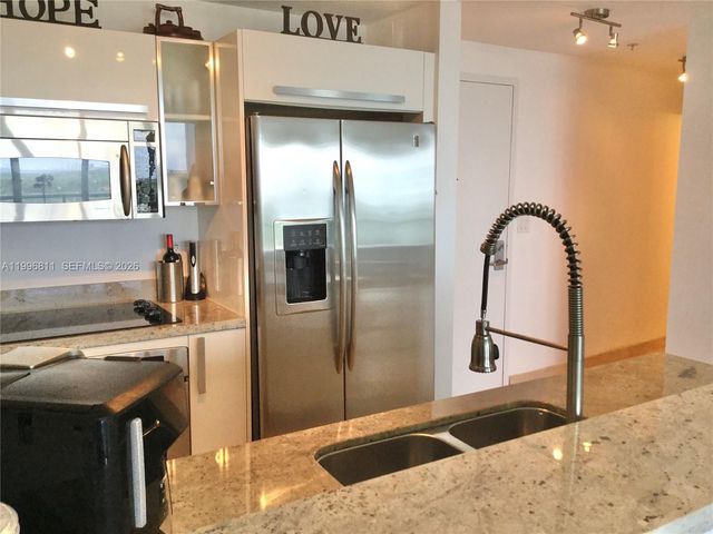 601 NE 36th St 1208, Miami, FL 33137