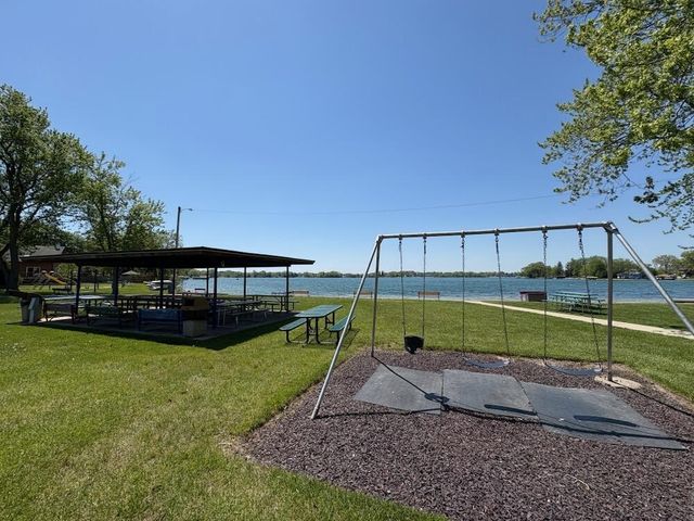 29941 Greenleaf DRIVE, Burlington, WI 53105
