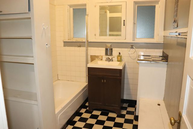 253 E Putnam Avenue, Porterville, CA 93257