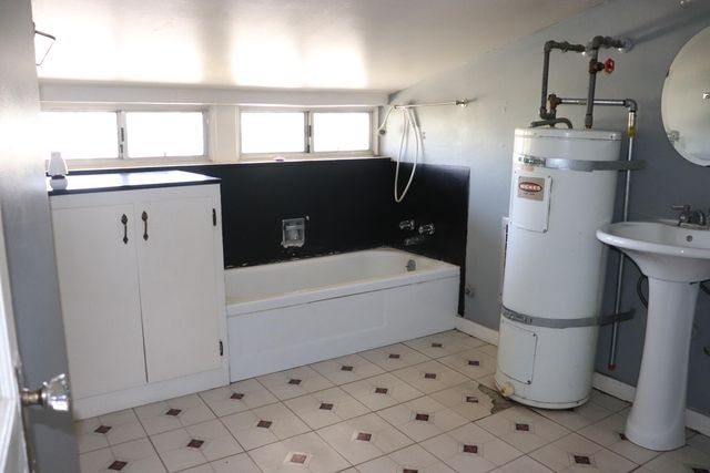 253 E Putnam Avenue, Porterville, CA 93257