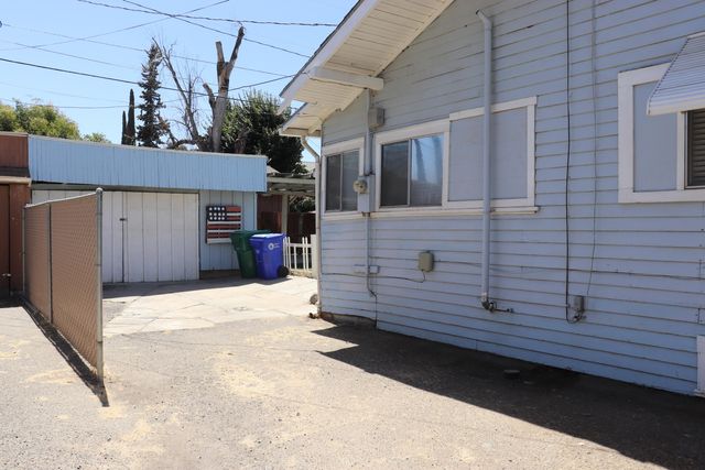 253 E Putnam Avenue, Porterville, CA 93257