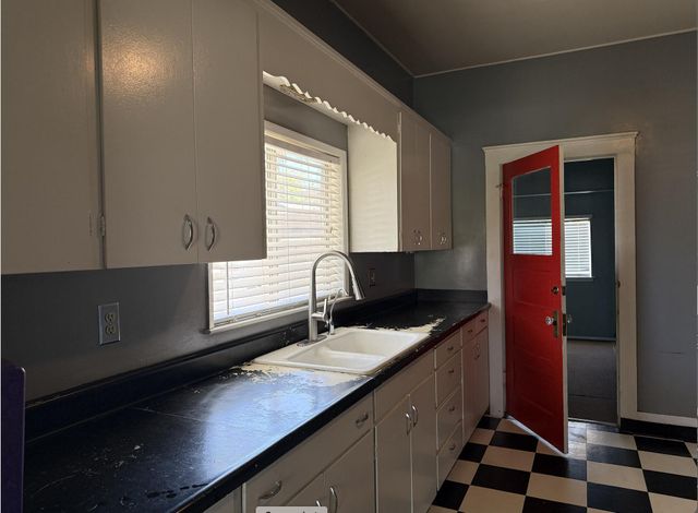 253 E Putnam Avenue, Porterville, CA 93257