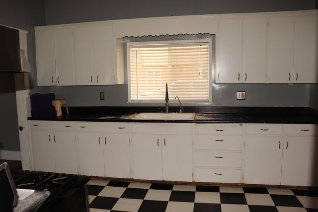 253 E Putnam Avenue, Porterville, CA 93257