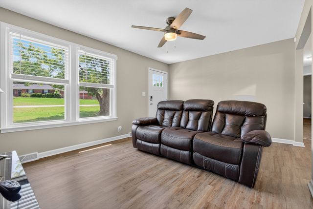 609 Chrisman Dr, Clarksville, TN 37042
