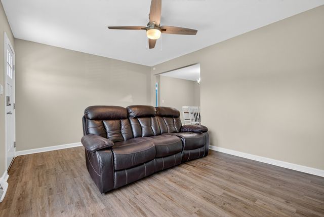609 Chrisman Dr, Clarksville, TN 37042