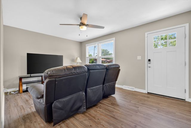 609 Chrisman Dr, Clarksville, TN 37042