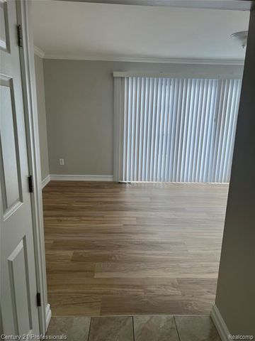 16808 Kingsbrooke Drive, Clinton Township, MI 48038