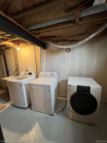 16808 Kingsbrooke Drive, Clinton Township, MI 48038