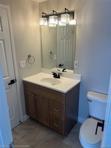 16808 Kingsbrooke Drive, Clinton Township, MI 48038