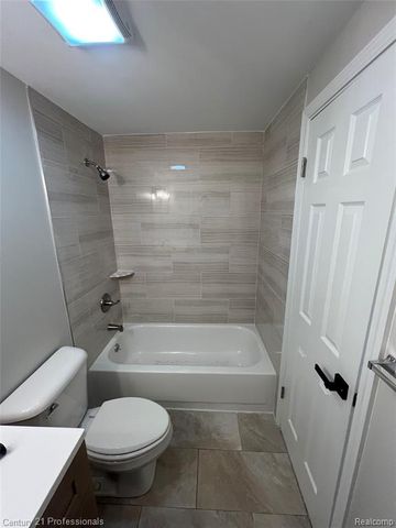 16808 Kingsbrooke Drive, Clinton Township, MI 48038