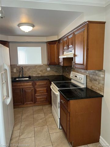 16808 Kingsbrooke Drive, Clinton Township, MI 48038