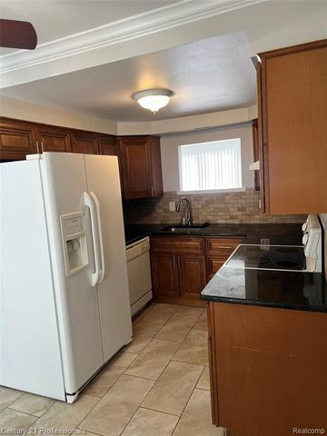 16808 Kingsbrooke Drive, Clinton Township, MI 48038