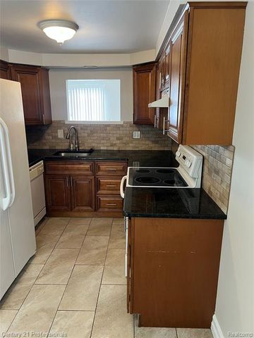 16808 Kingsbrooke Drive, Clinton Township, MI 48038