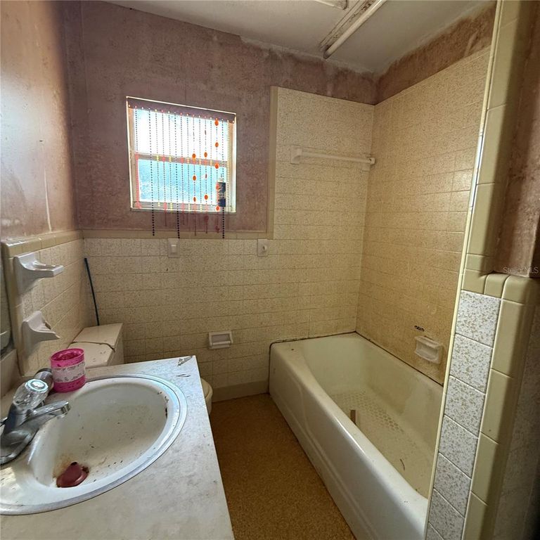 Image 13 of property listing at 805 MARCUM ROAD, Lakeland, FL 33809